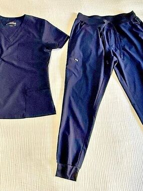 CozyFit matching scrub set in Navy - Medium